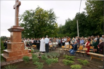 Besenyi-kereszt szentelése - 2009. augusztus 23. news: besenyi2.jpg